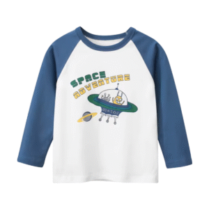 Remera infantil manga larga con nave espacial, color blanco con mangas azul petróleo