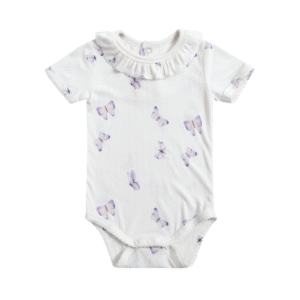 body ancanalado manga corta, volado en el cuello con diseño de mariposas