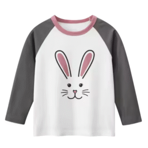 Remera infantil manga larga con estampa de carita de conejo, cuerpo blanco, mangas grises y cuello rosa