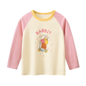 Remera infantil manga larga con conejito en patineta y mochila, color crema con mangas rosadas