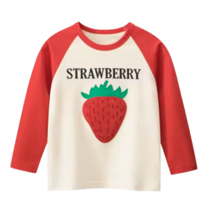 Remera infantil manga larga con frutilla bordada, cuerpo crema y mangas rojas